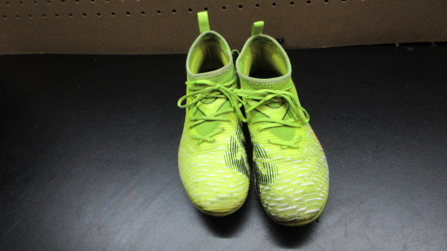 Load image into Gallery viewer, Used Puma FTR Soccer Cleats - Size 4.5
