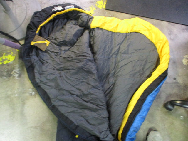 Load image into Gallery viewer, Used The North Face Cat&#39;s Meow Sleeping Bag 20 Degree (Has Hole &amp; Missing Zipper
