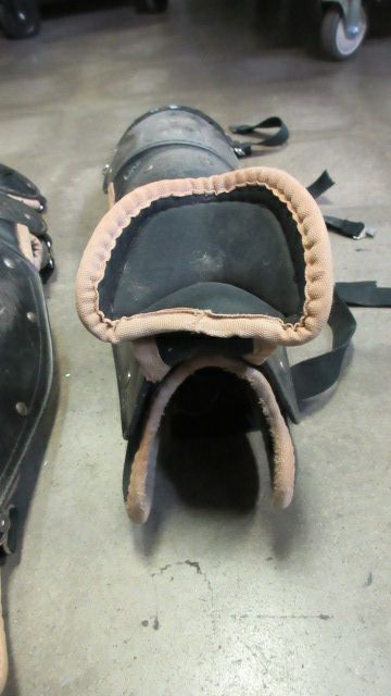 Load image into Gallery viewer, Used Under Armour Victory UALG2-SRVS Catcher&#39;s Shin Guards - wear
