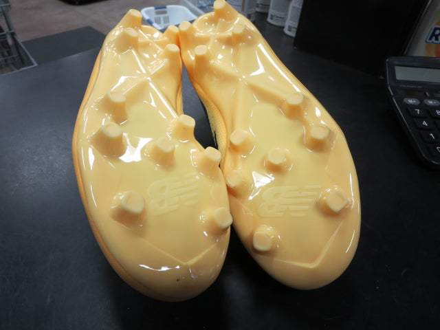 Load image into Gallery viewer, Like New New Balance Tekela Mgique V4+  Laceless Soccer Cleat Size 3
