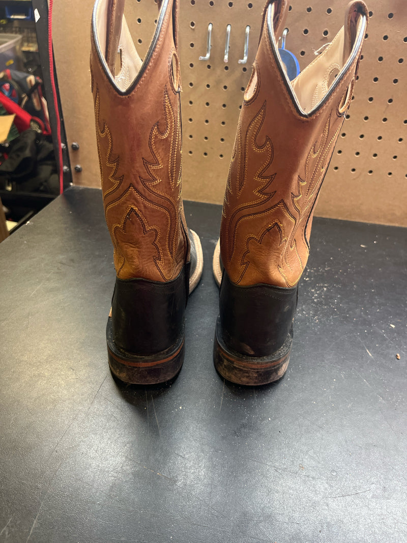 Load image into Gallery viewer, Used Cowboy Boots Size 4 Black and brown
