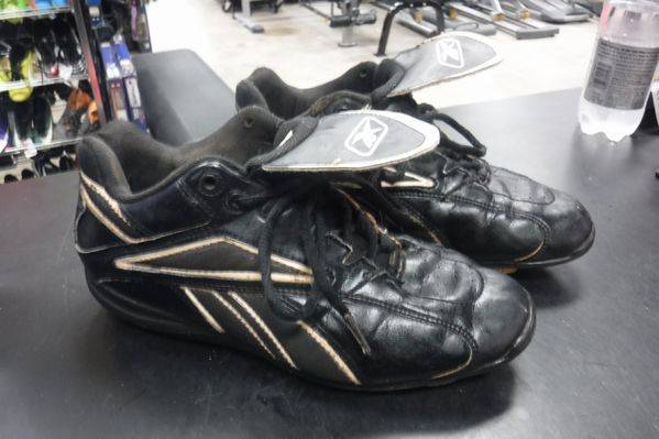 Load image into Gallery viewer, Used Reebok Size 6Y Baseball Cleats
