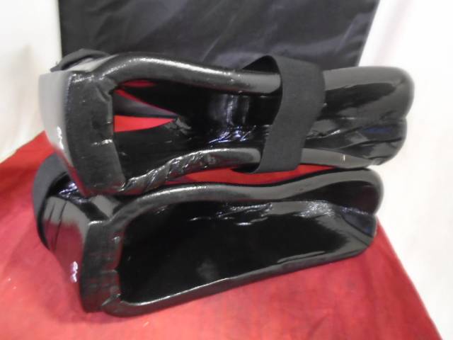Load image into Gallery viewer, Used Century Karate Shoes Size 9/10

