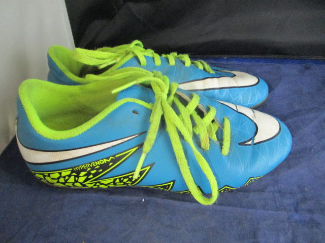 Load image into Gallery viewer, Used Nike Soccer Cleats Size 2Y
