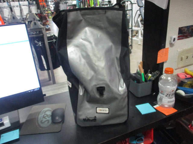 Load image into Gallery viewer, Used Avenir Rain City Bike Pannier
