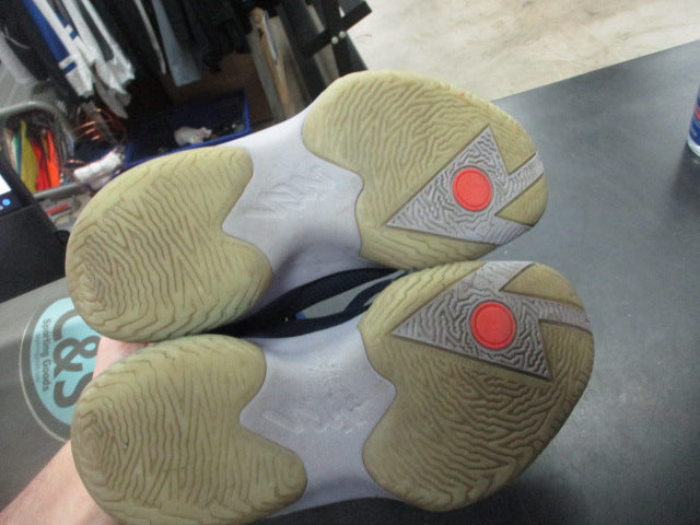 Load image into Gallery viewer, Used Jordan Basketball Shoes Size 4.5

