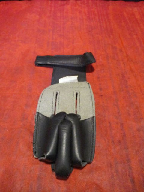 Load image into Gallery viewer, Neet 3 Finger Leather Shooting Glove Youth Size Medium
