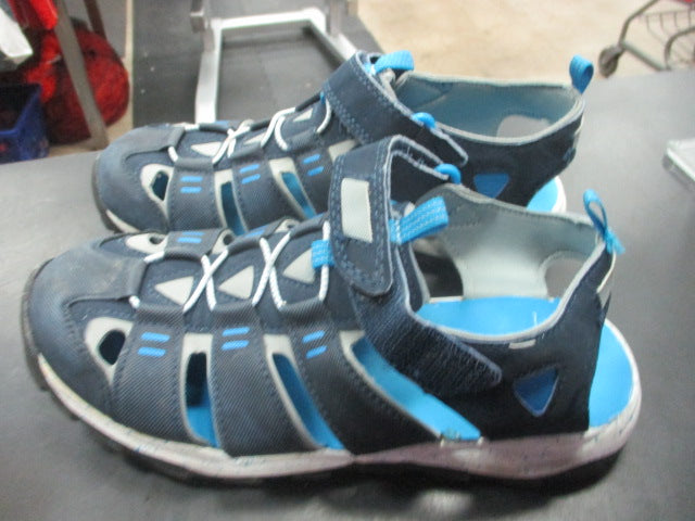 Load image into Gallery viewer, Used Cat &amp; Jack Hiking Sandals Size 5
