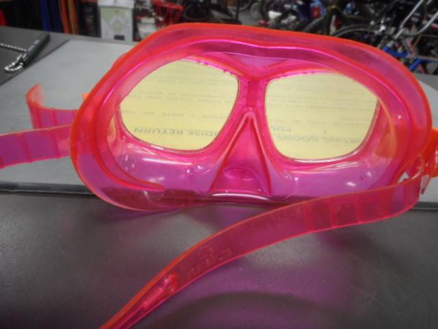 Load image into Gallery viewer, Used Youth Girls Adjustable Swim/Dive Goggles

