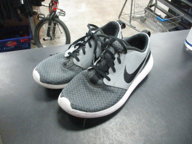 Load image into Gallery viewer, Used Nike Golf Shoes Size 6
