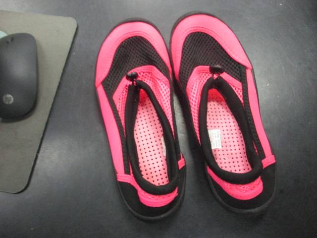 Load image into Gallery viewer, Used Wonder Nation Water Shoes Size 2-3
