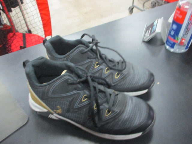Load image into Gallery viewer, Used Shaq Basketball Shoes Size 5.5

