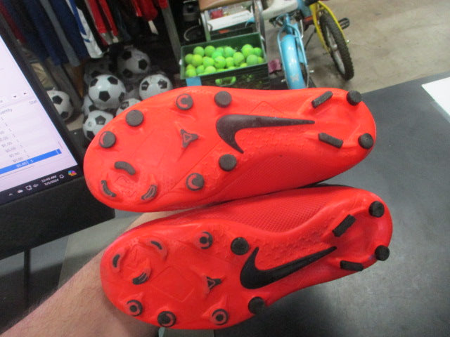 Load image into Gallery viewer, Used Nike Phantom VSN Soccer Cleats Size 1 (No Laces)
