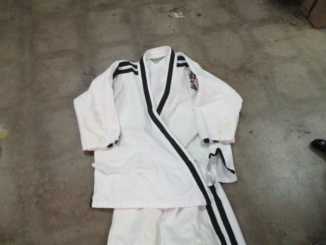 Load image into Gallery viewer, Used Karate Gi Jacket &amp; Pants Size 0
