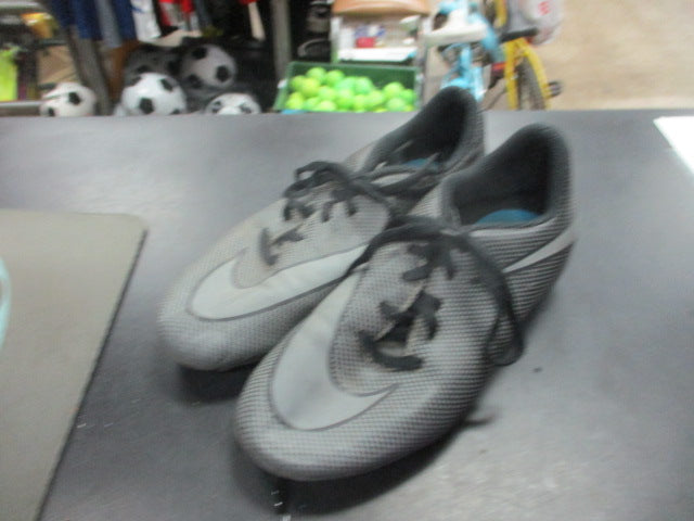 Load image into Gallery viewer, Used Nike Soccer Cleats Size 2.5
