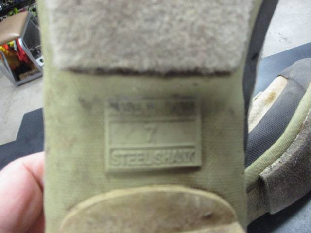 Load image into Gallery viewer, Used Hodgman Size 7 Fishing Shoes
