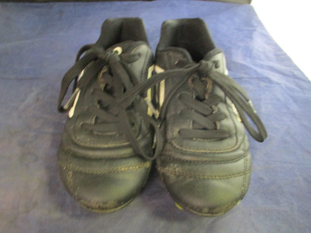 Load image into Gallery viewer, Used Umbro Soccer Cleats Size 1
