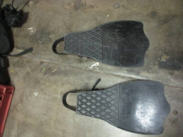 Load image into Gallery viewer, Used Caddis Fishing Fins
