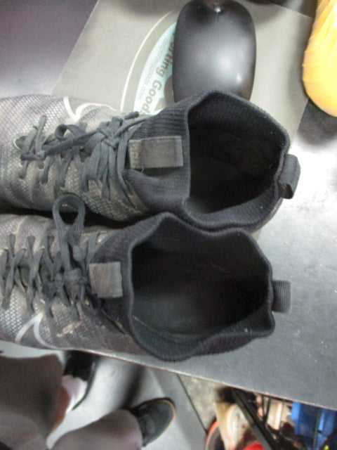 Load image into Gallery viewer, Used Nike Merc Size 3.5 Soccer Shoes
