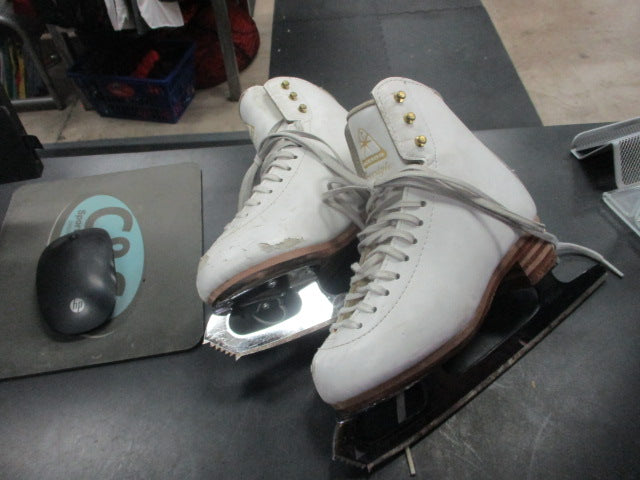 Load image into Gallery viewer, Used Jackson Freestyle 2191 Figure Skates Size 2 (Needs Insoles)
