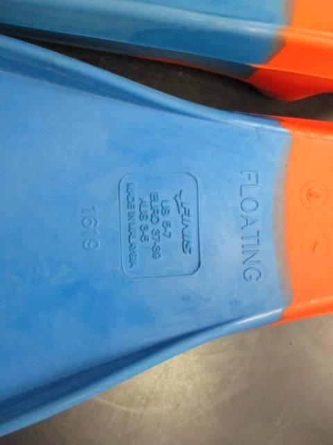 Used Finis 1619 Size 5-7 Floating Fins
