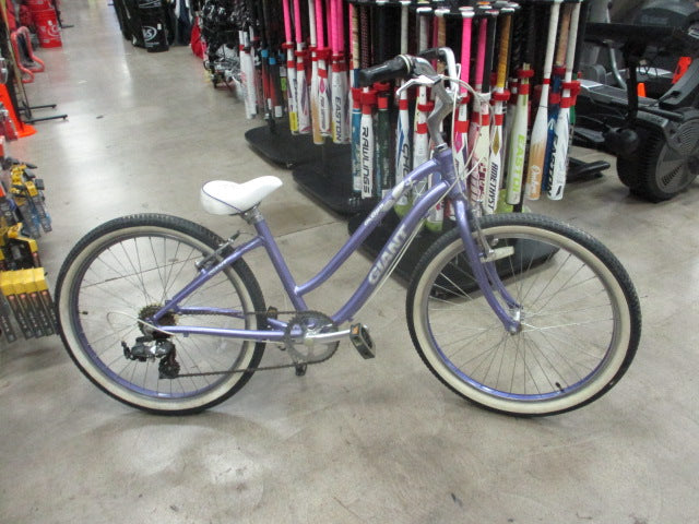 Load image into Gallery viewer, Used Giant Gloss 24&quot; 7-Speed Cruiser
