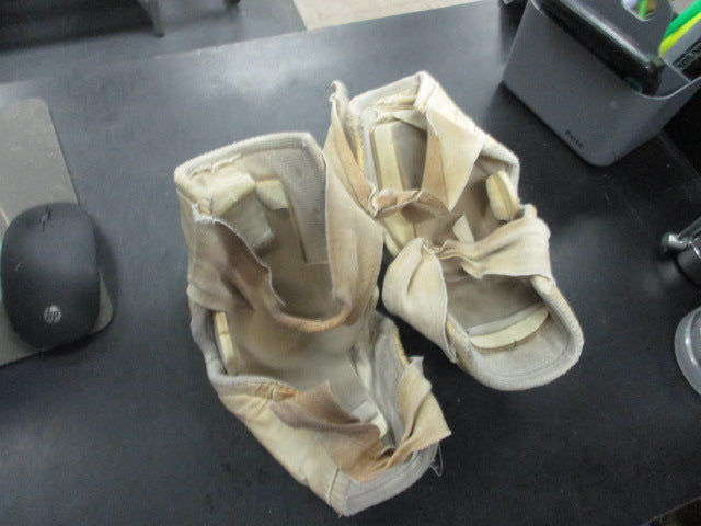 Load image into Gallery viewer, Used CCM EP90 Hockey Elbow Pads
