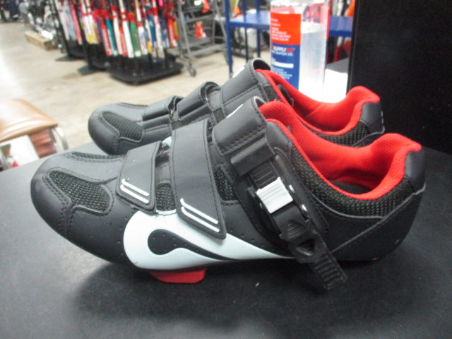 Load image into Gallery viewer, Used Peloton Cycling Shoes Size 39
