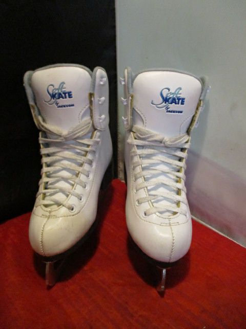 Load image into Gallery viewer, Used Soft Skate By Jackson Figure Skate Youth Size 2
