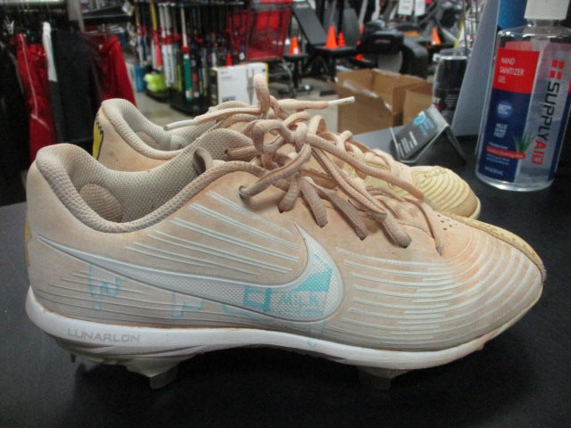 Load image into Gallery viewer, Used Nike Metal Baseball / Softball Cleats Size 6
