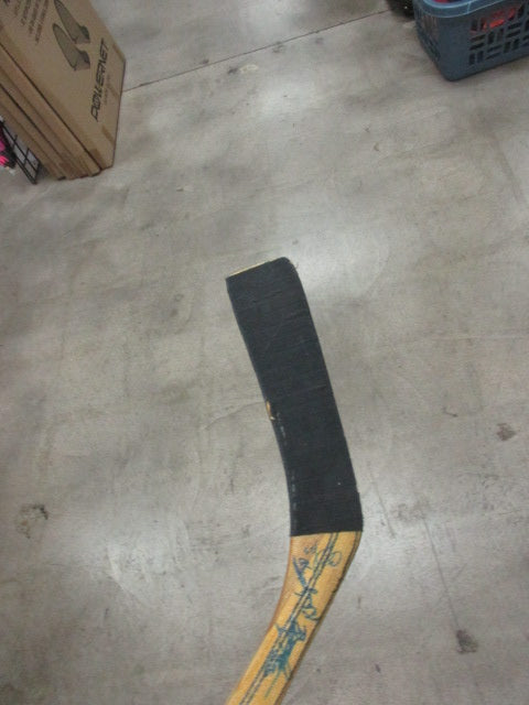 Load image into Gallery viewer, Used Branches 7900 SIGNED Hockey Stick
