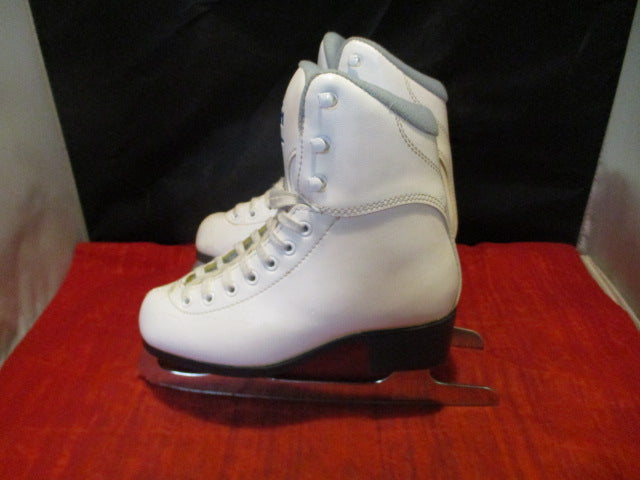 Load image into Gallery viewer, Used Soft Skate By Jackson Figure Skate Youth Size 2
