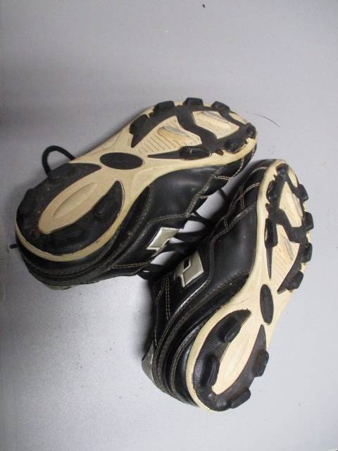 Load image into Gallery viewer, Used Youth Lotto Soccer Cleats Black SIze 3Y
