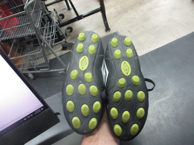 Load image into Gallery viewer, Used Umbro Soccer Cleats Size 2
