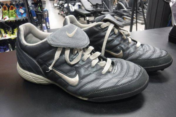 Load image into Gallery viewer, Used Nike Tiempo Size 10.5 Turf Soccer Shoes
