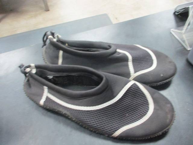 Load image into Gallery viewer, Used Black Water Shoes Size 10

