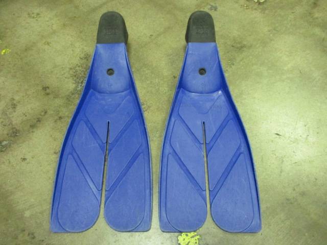 Load image into Gallery viewer, Used Oceanic Vortex V6 Split Fins Size 4-5

