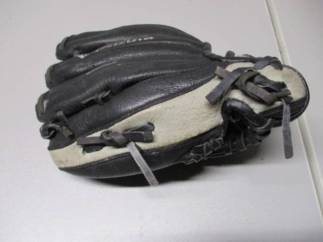 Load image into Gallery viewer, Used Mizuno Baseball Glove Black 9 Inch
