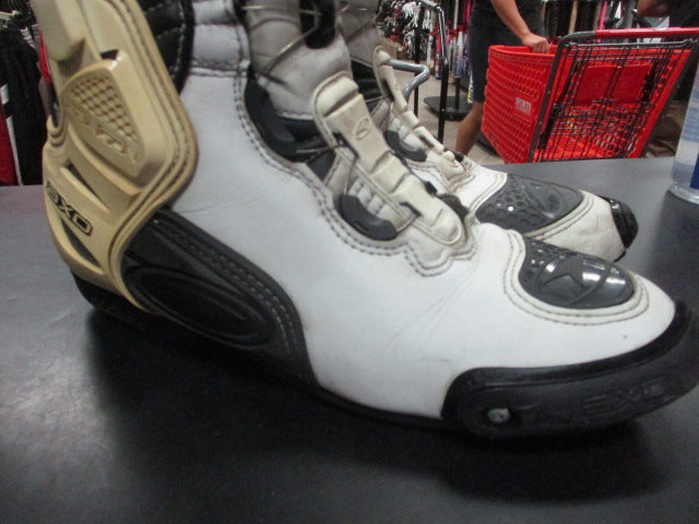 Load image into Gallery viewer, Used AXO Aragon Motorcycle Boots Size 10.5
