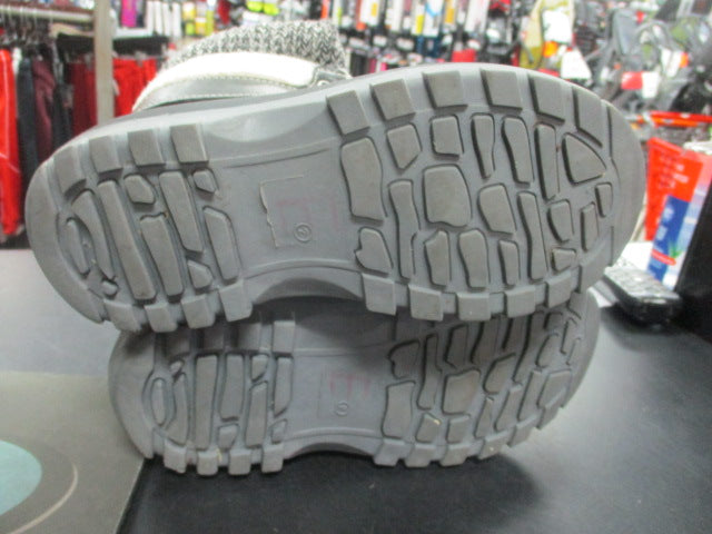 Load image into Gallery viewer, Used Dream Pairs Winter Boots Size 2
