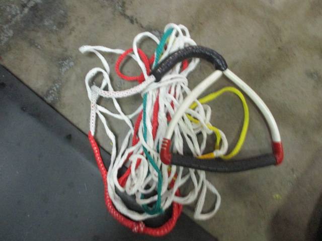 Load image into Gallery viewer, Used Straight Line Tow rope With Handle
