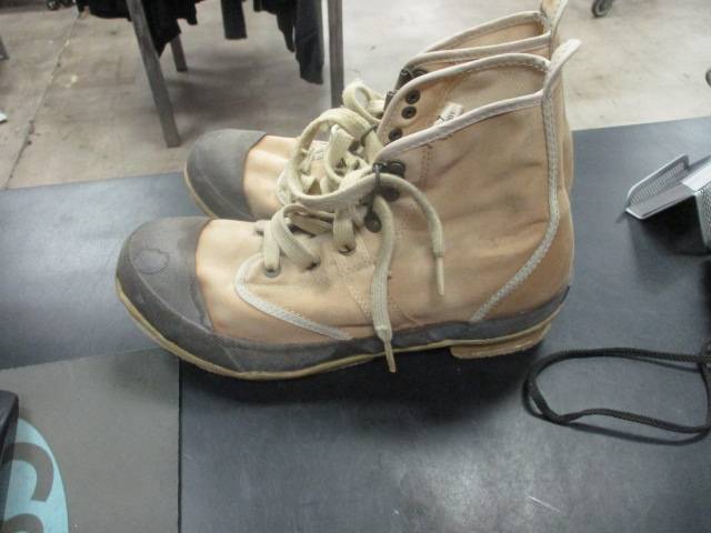 Load image into Gallery viewer, Used Hodgman Size 7 Fishing Shoes
