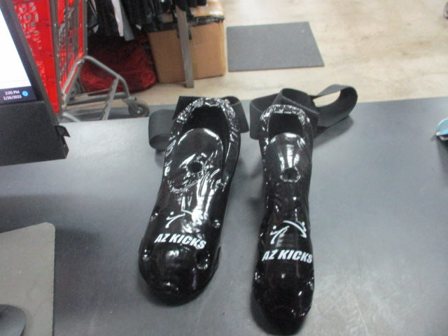 Load image into Gallery viewer, Used Century Karate Sparring Shoes Youth 12/13
