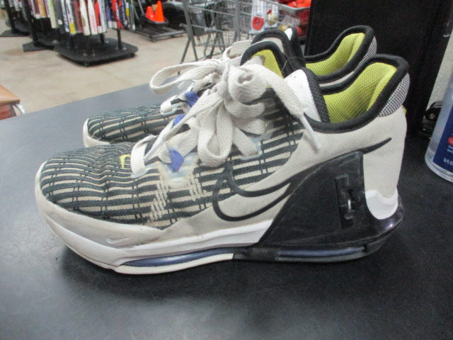 Load image into Gallery viewer, Used Nike Witness LJ Basketball Shoes Size 3.5
