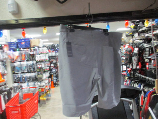 Travis Mathew Golf Shorts Size 40