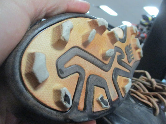 Used New Balance Cleats Size 4 (DAMAGE ON CLEATS)