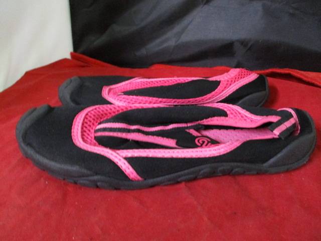 Load image into Gallery viewer, Used Champion Swim Shoes Size 2/3
