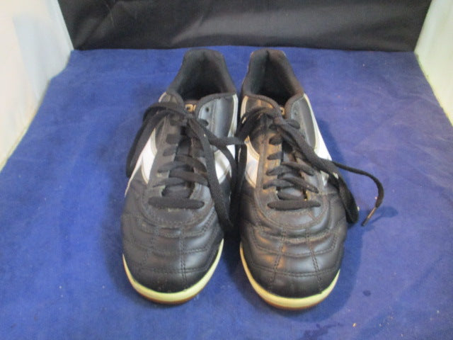 Load image into Gallery viewer, Used Diadora Turf Soccer Shoes Adult Size 6.5
