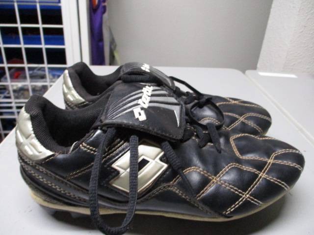 Load image into Gallery viewer, Used Youth Lotto Soccer Cleats Black SIze 3Y
