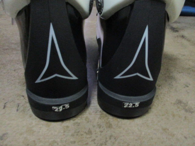 Load image into Gallery viewer, Used Atomic Medusa 70 Ski Boots Size 22.5
